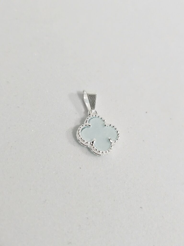 Colgante trébol celeste pastel