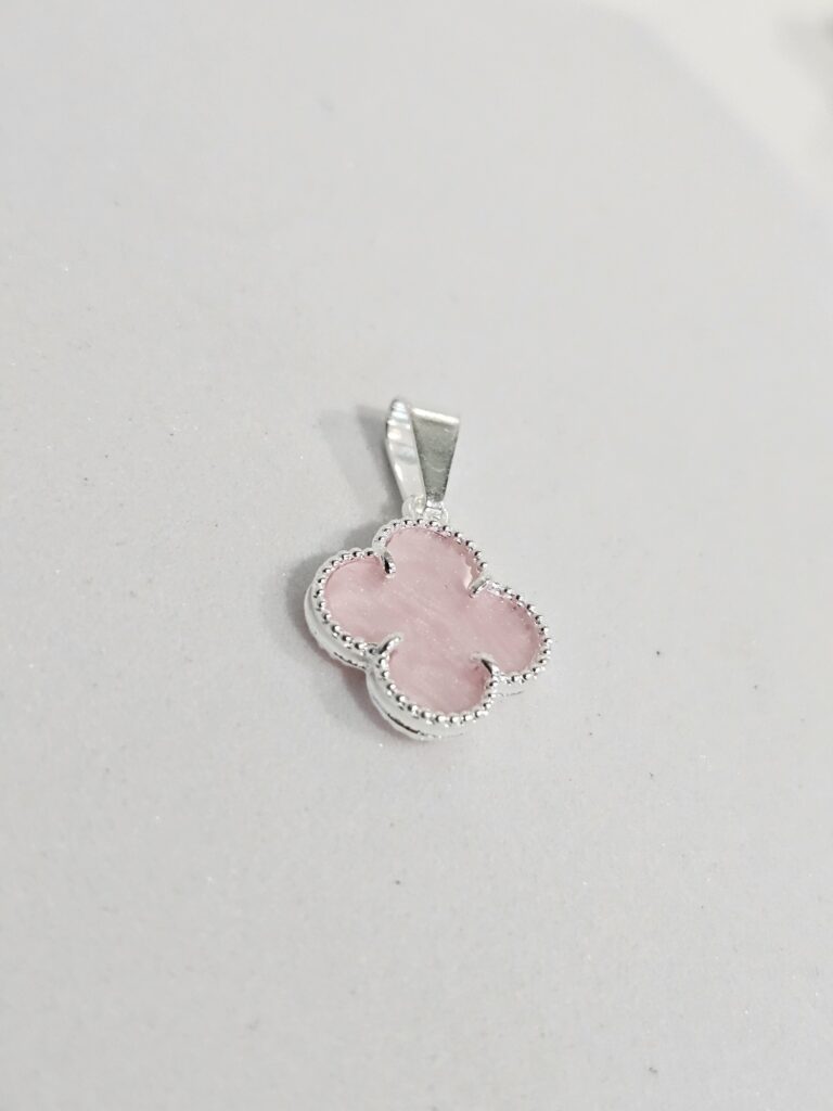 Colgante trébol rosado palo grande