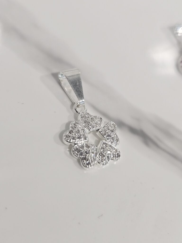 Colgante flor corazones y microcircones