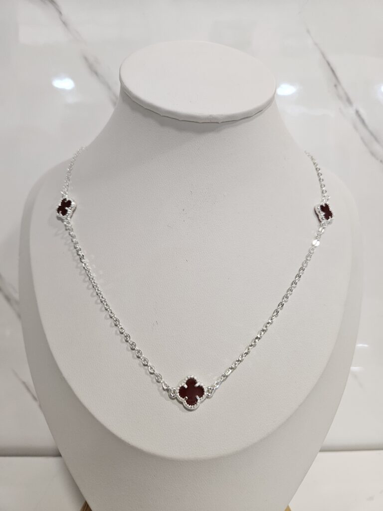 Collar 3 trébol burdeo