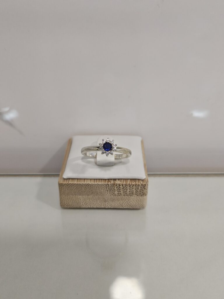 Anillo flor zafiro con microcircones en puntas