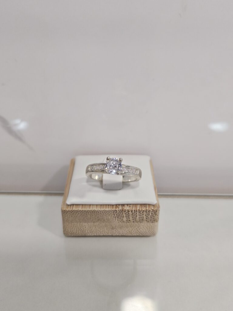 Anillo cintillo con punto de luz