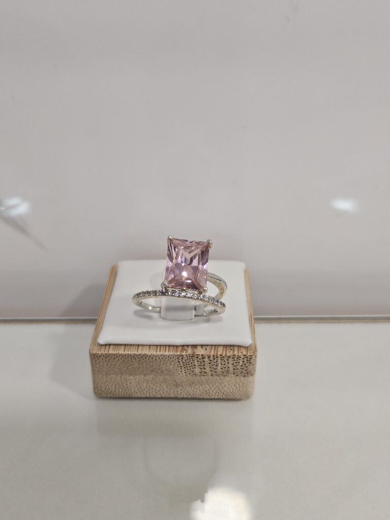Anillo cintillo con microcircones y circon cuadrado rosa francia