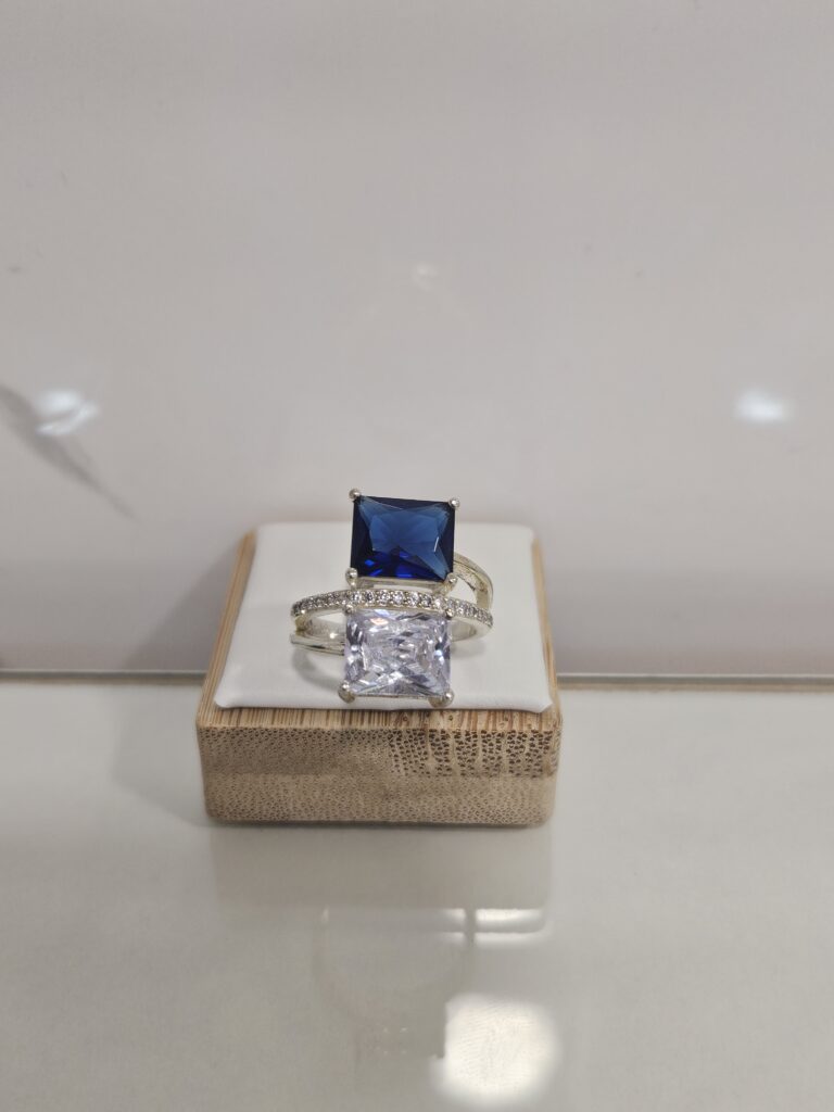 Anillo cintillo con microcircones y circones cuadrados zafiro y natural