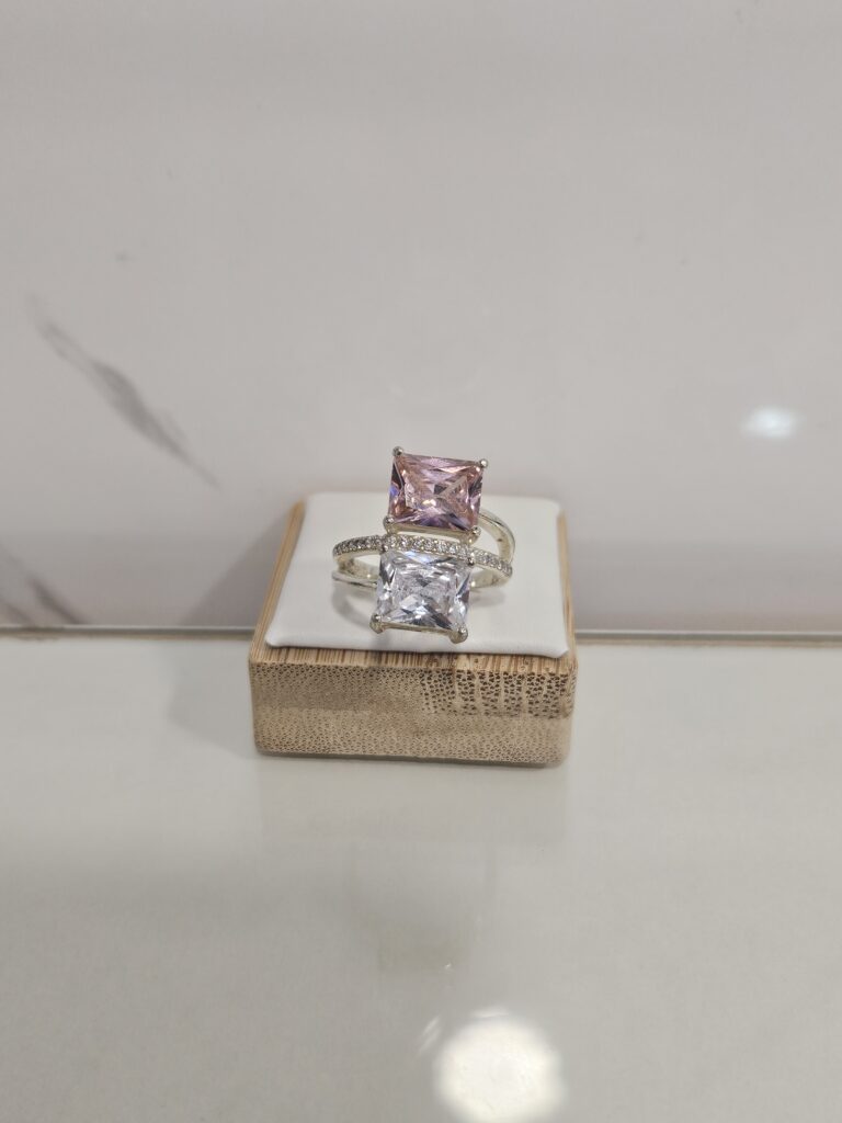 Anillo cintillo con microcircones y circones cuadrados rosa francia y natural