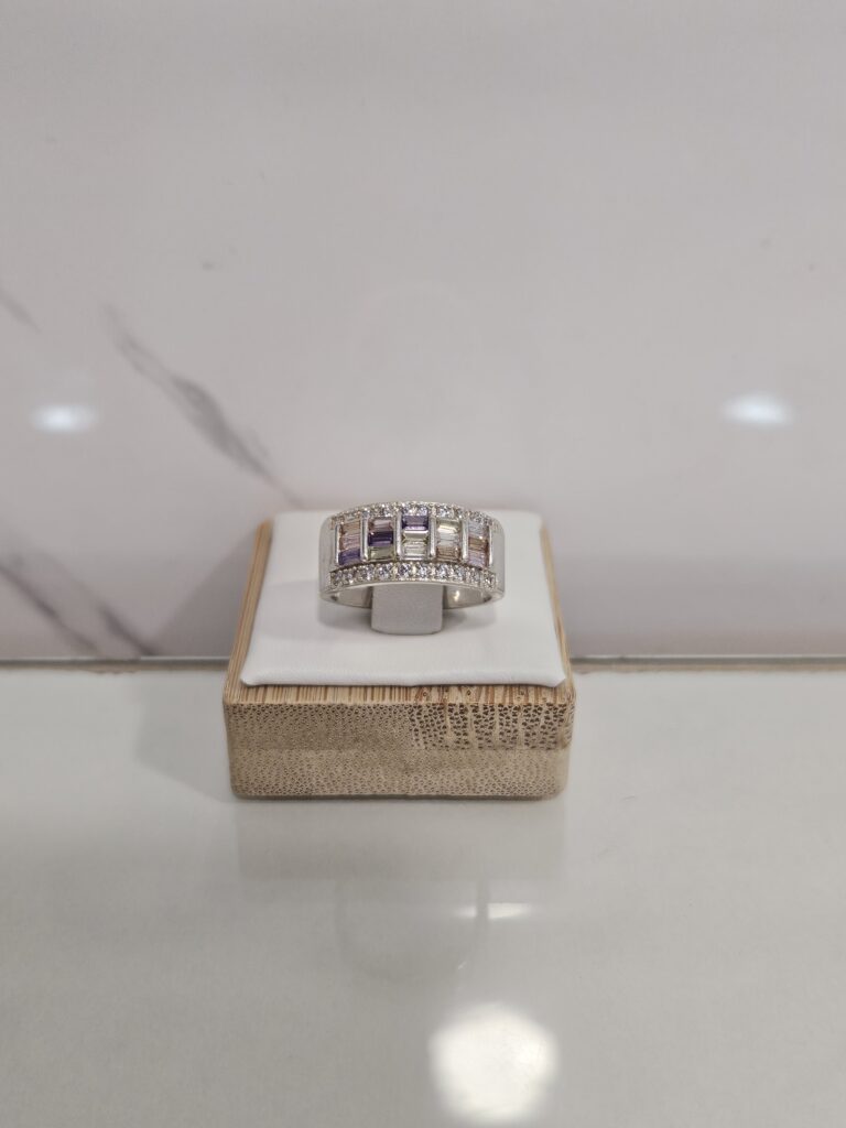 Anillo con microcircones multicolores