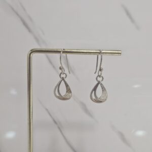Aro colgante gota con diseño