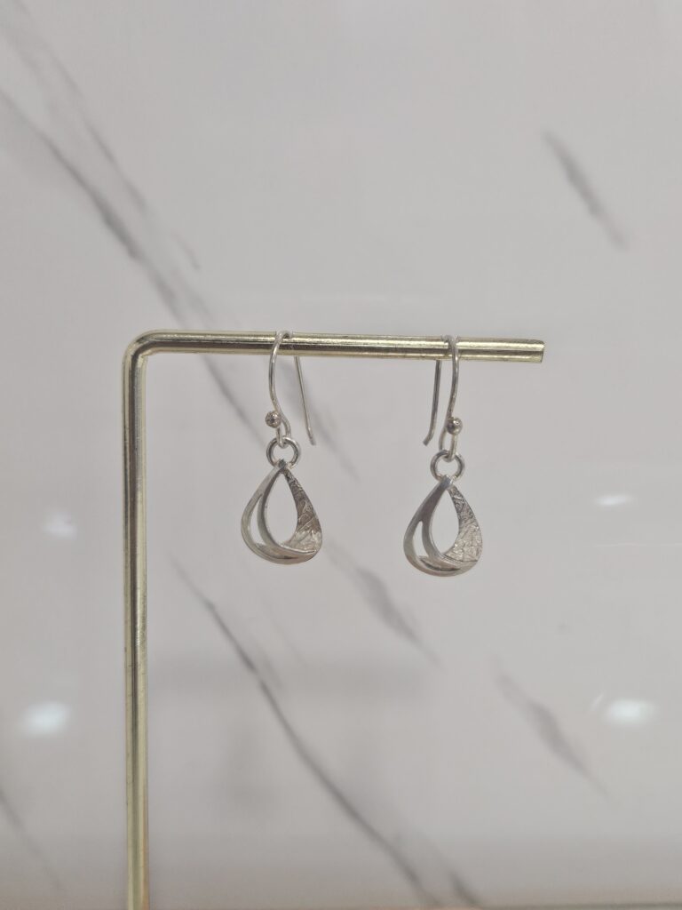 Aro colgante gota con diseño