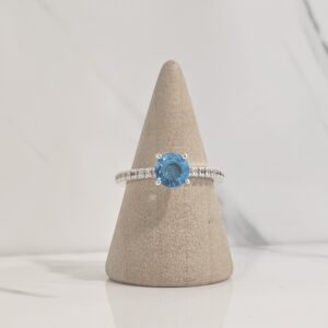Anillo cintillo y circon celeste solitario