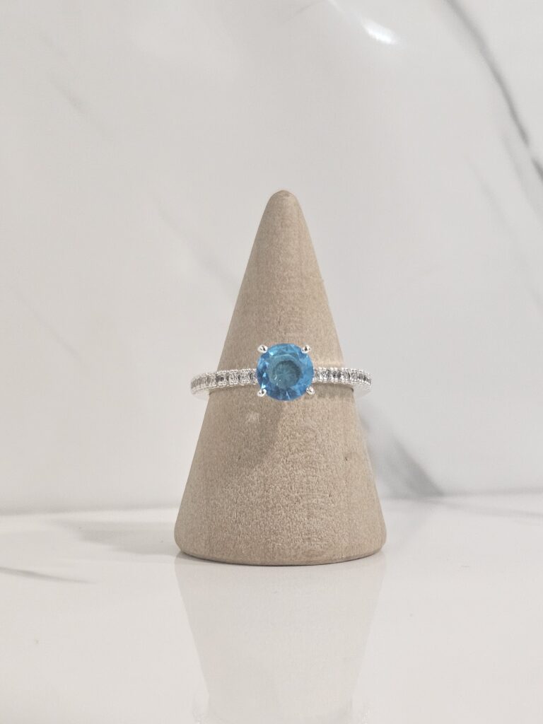 Anillo cintillo y circon celeste solitario