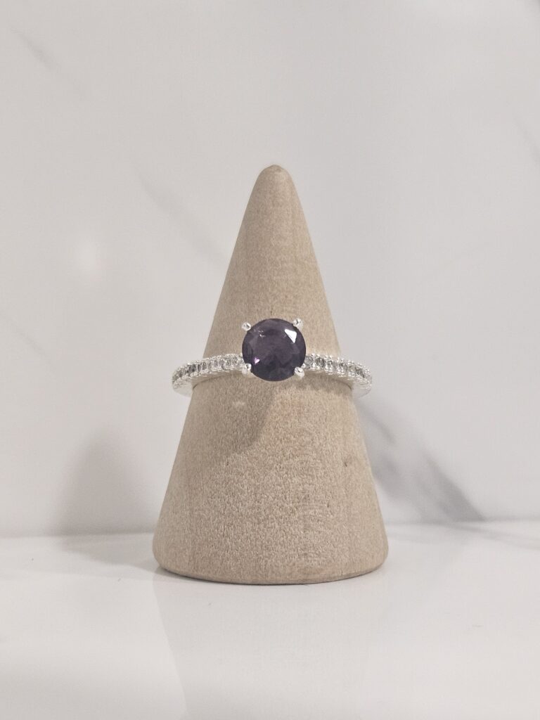 Anillo cintillo y circon morado solitario - Talla 7