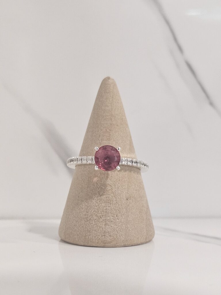 Anillo cintillo y circon fucsia solitario - Talla 6, 1.7 grs.