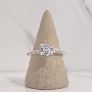 Anillo cintillo y circon natural solitario