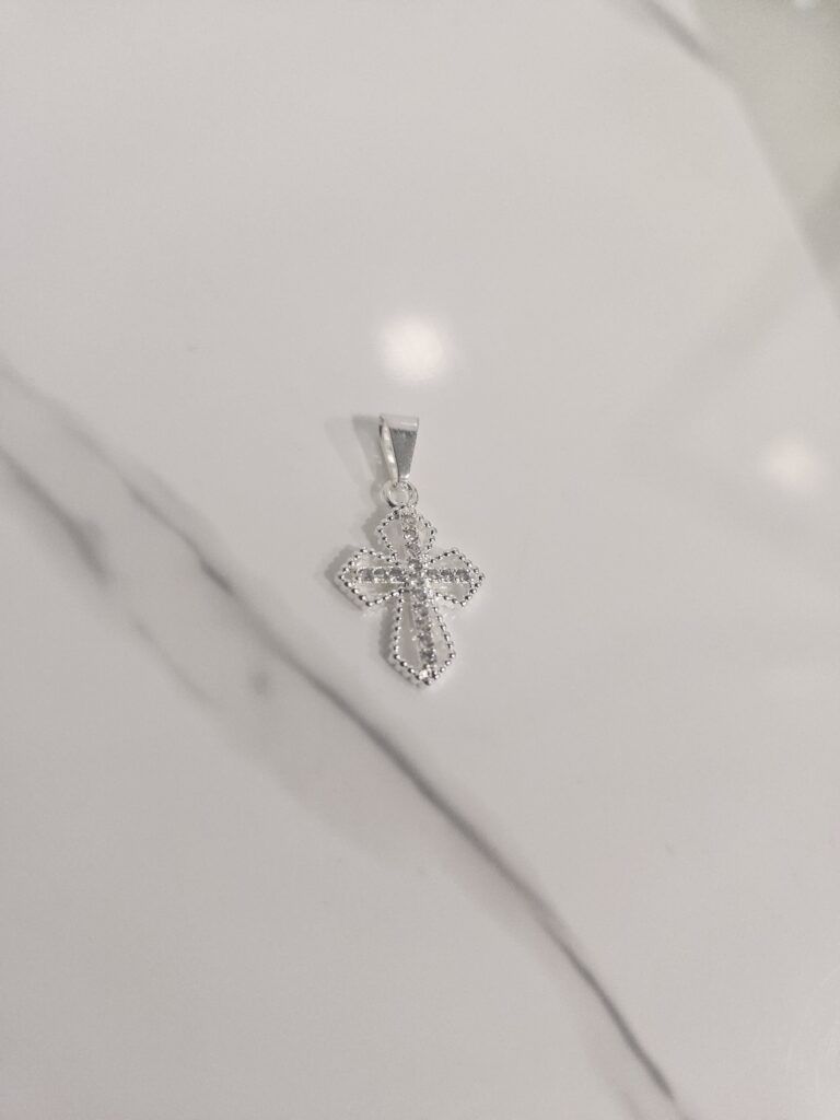 Colgante cruz con microcircones