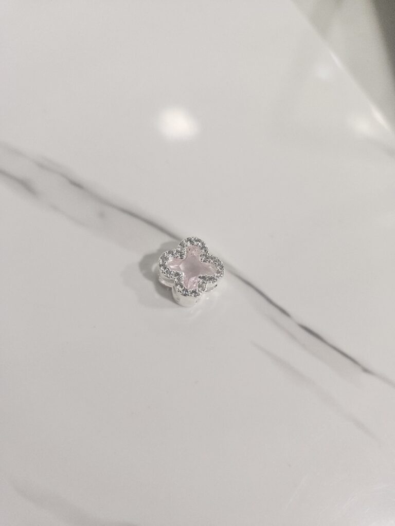 Colgante trébol con microcircones y circon rosado