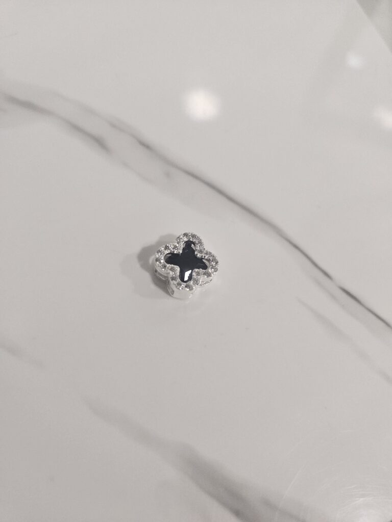 Colgante trébol con microcircones y circon negro