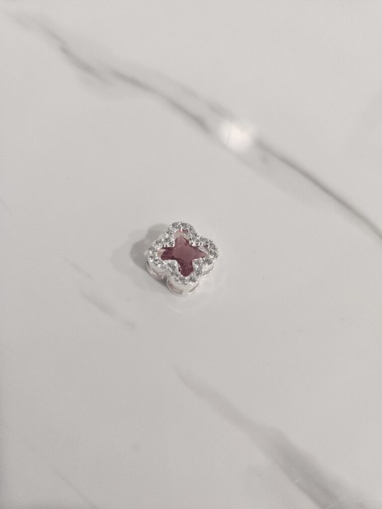 Colgante trébol con microcircones y circon fucsia