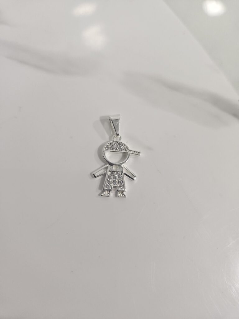 Colgante niño con microcircones