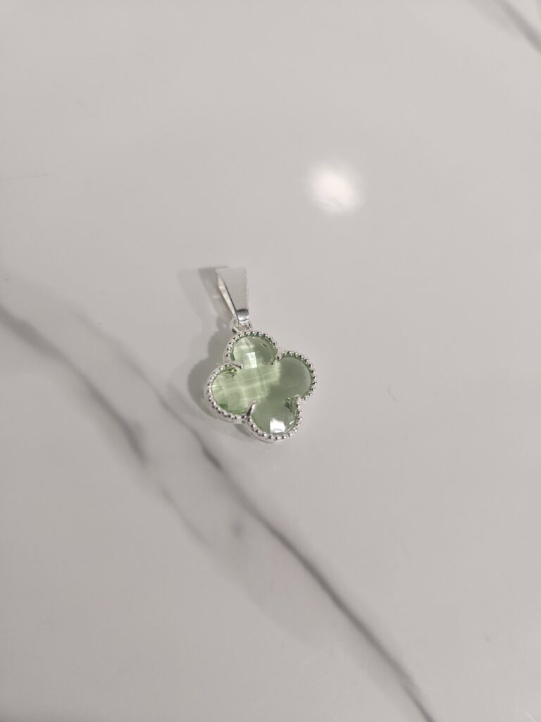 Colgante trébol verde claro