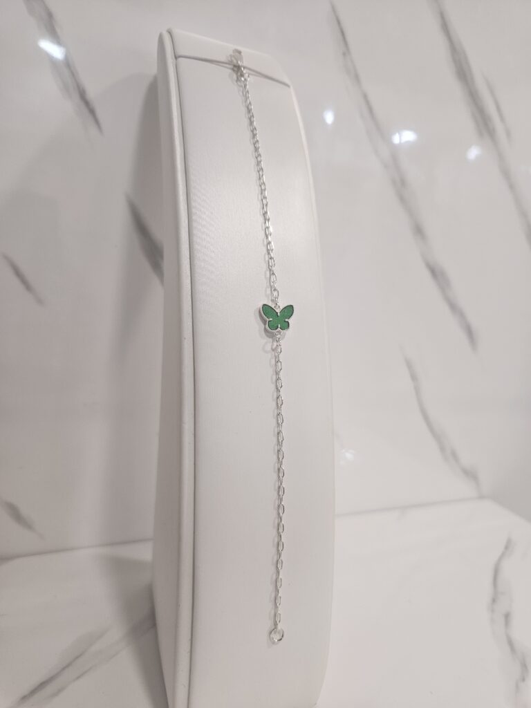 Pulsera tradicional con mariposa verde