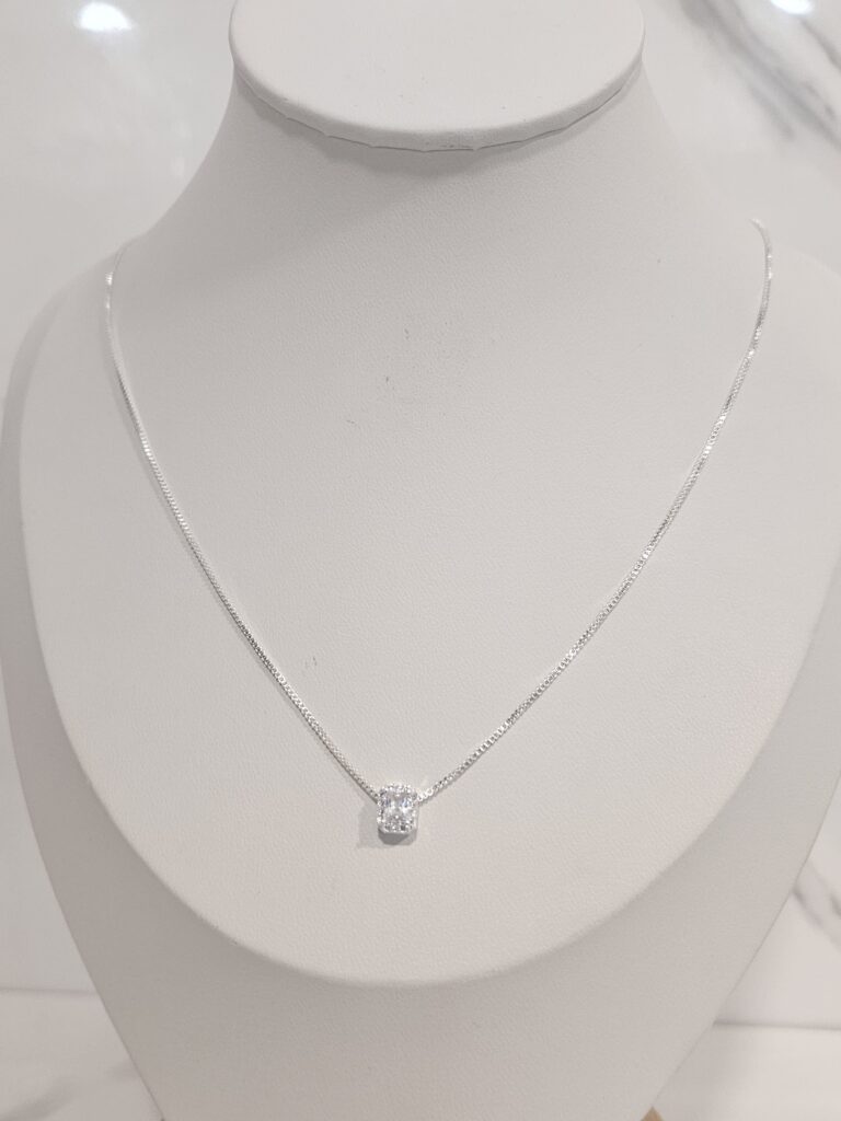 Collar cuadrado con microcircones