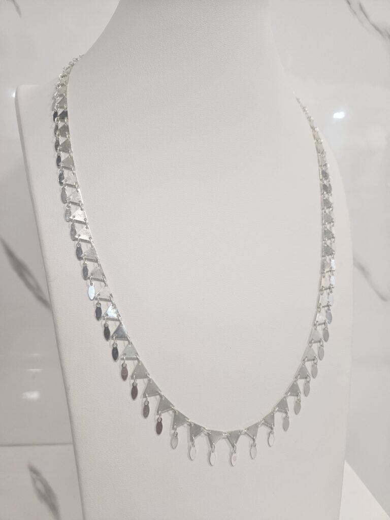 Cadena triangulos con gotas colgantes