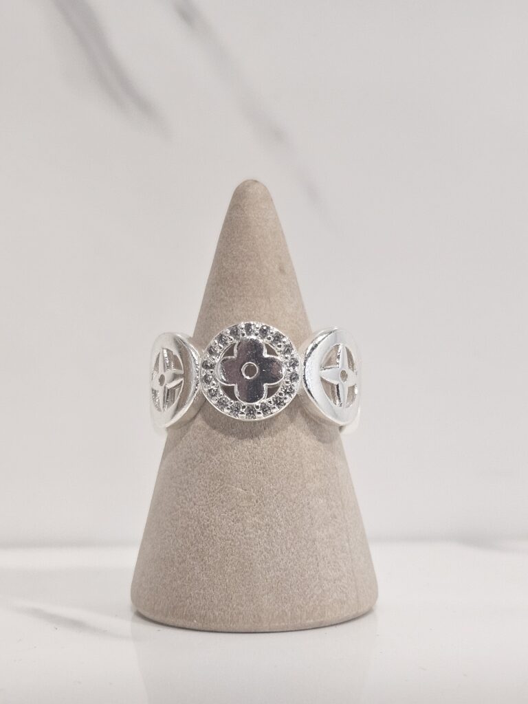 Anillo trébol y destellos