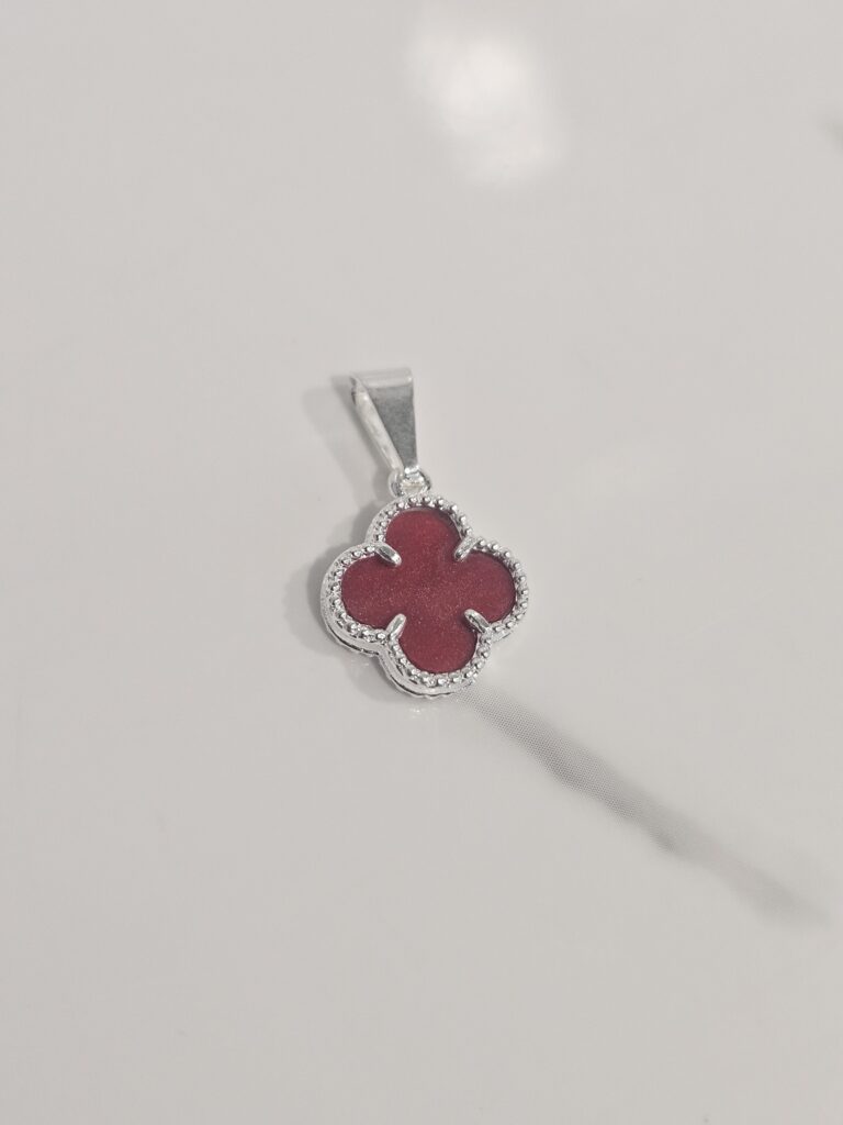 Colgante trébol rojo