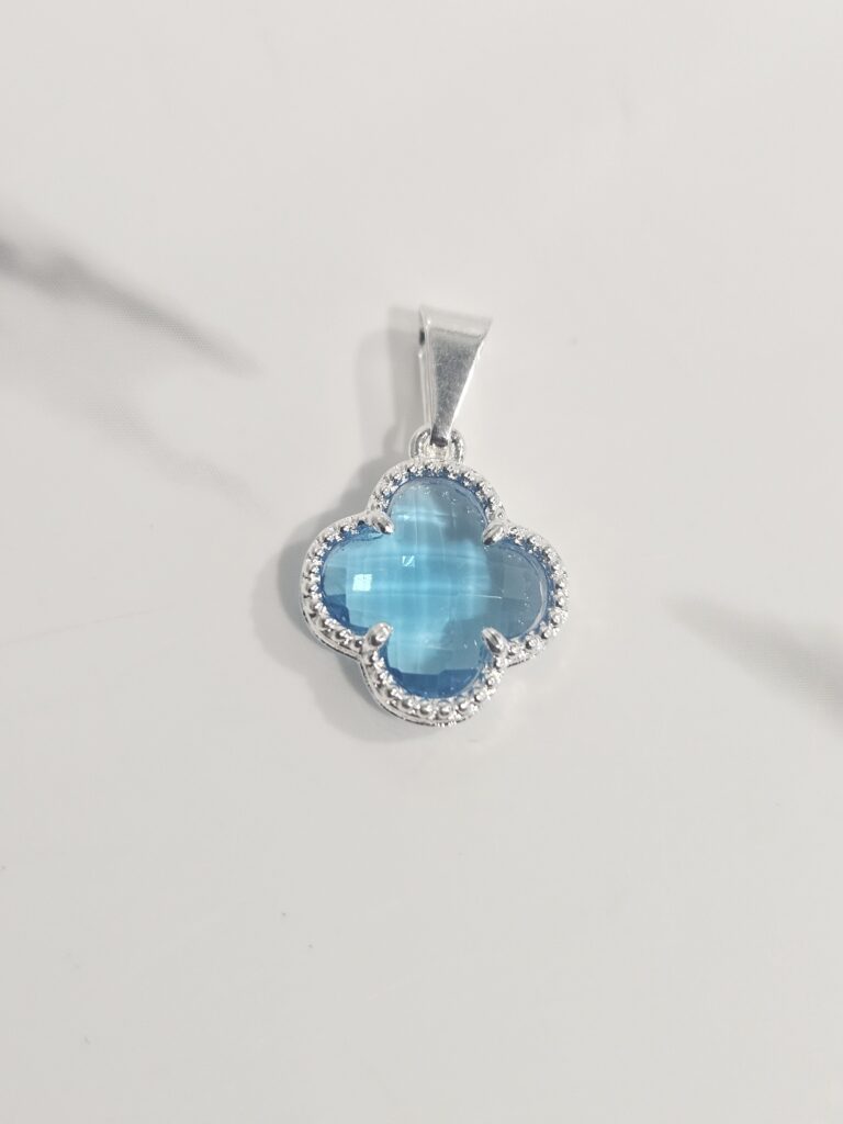 Colgante trébol cristal celeste