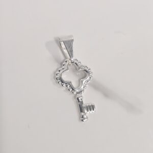Colgante llave corazon trébol martillada