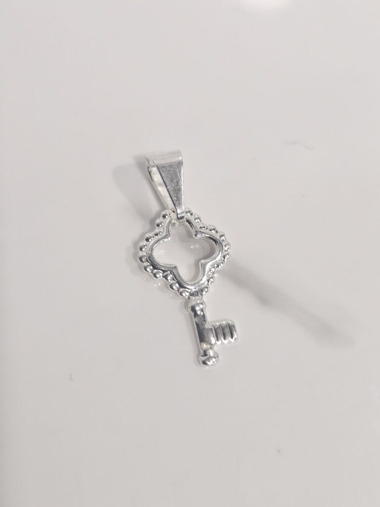 Colgante llave corazon trébol martillada