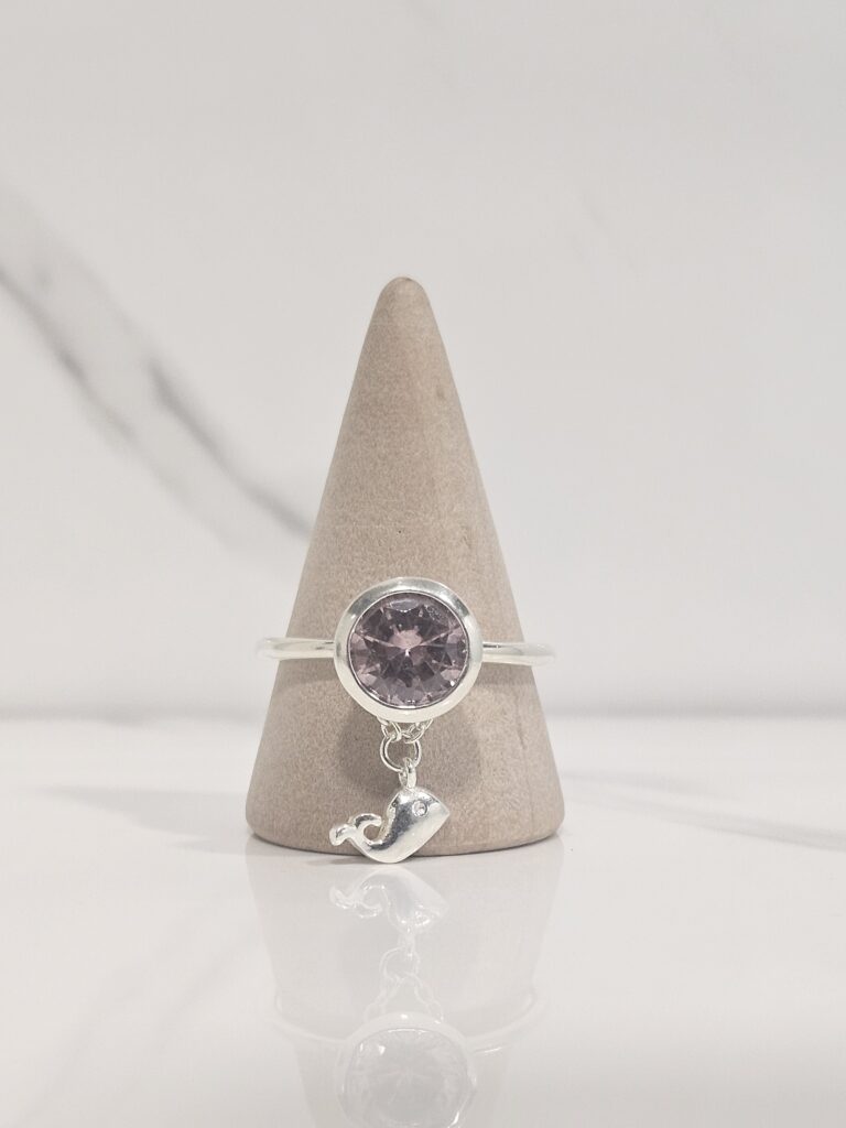 Anillo circón solitario y ballena colgante