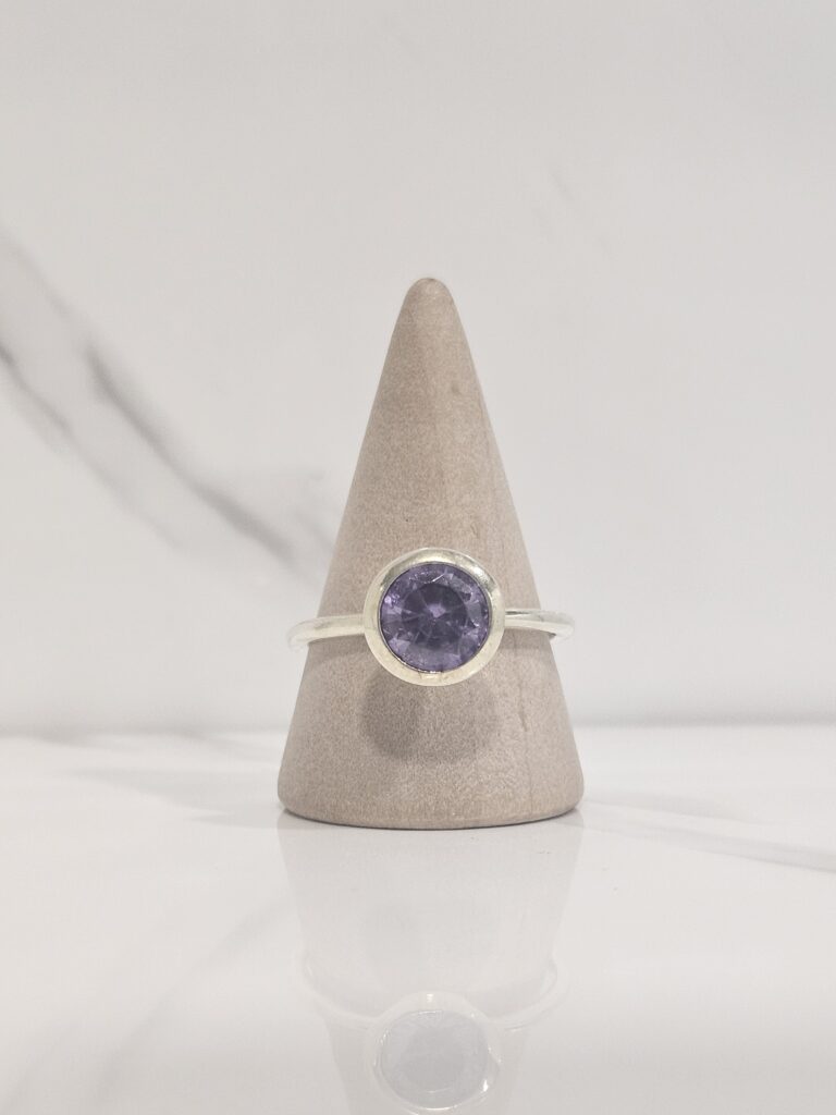 Anillo solitario amatista redondo