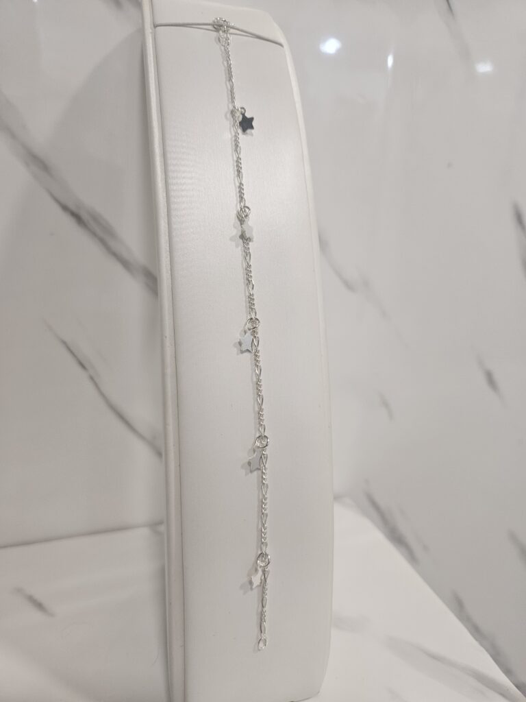 Pulsera figaro con estrellas colgantes