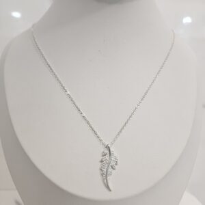 Collar pluma con microcircones