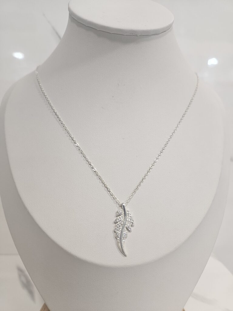 Collar pluma con microcircones