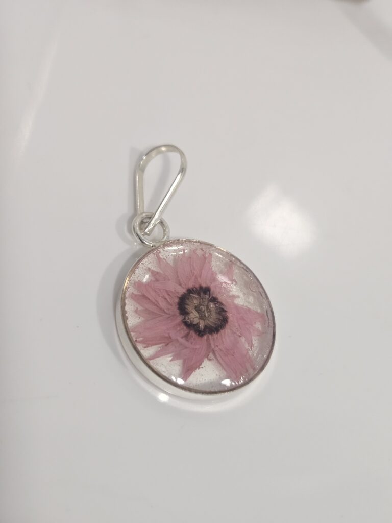 Collar círculo de resina con flor rosada