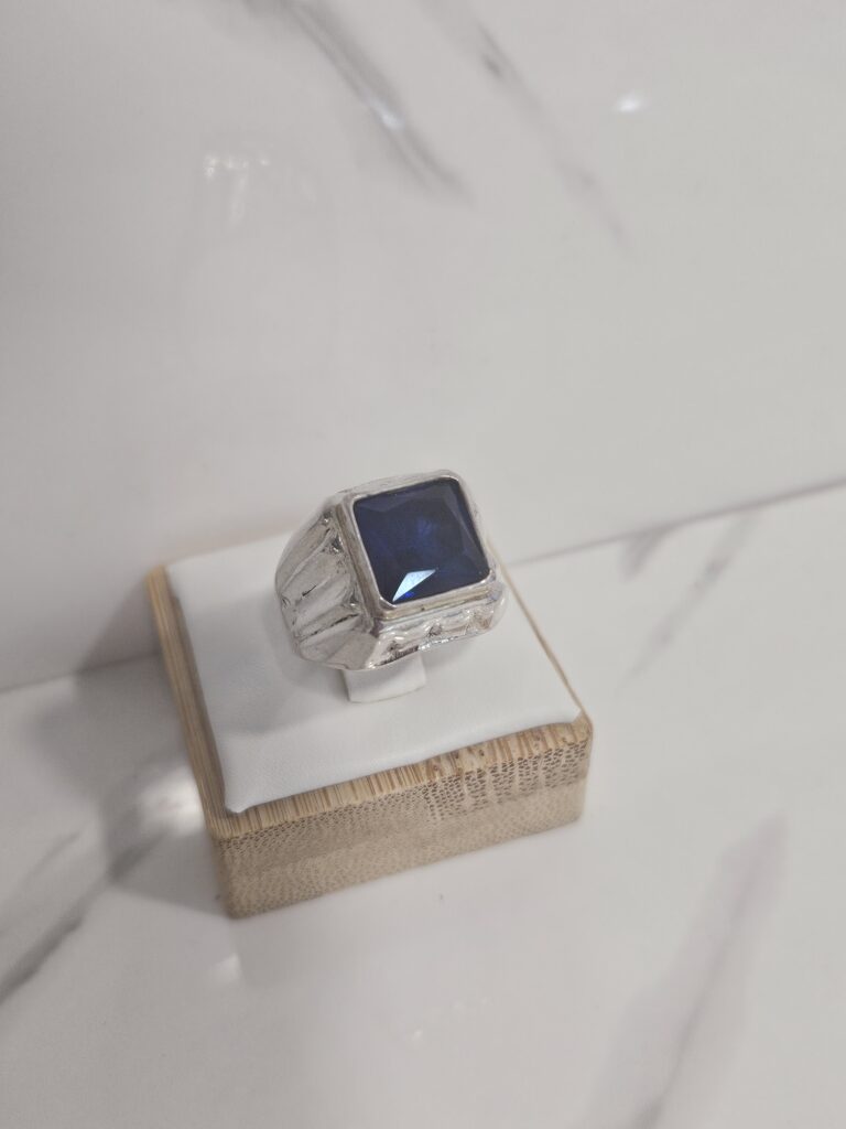 Anillo sello roca zafiro - Talla 9, 5.8 grs.
