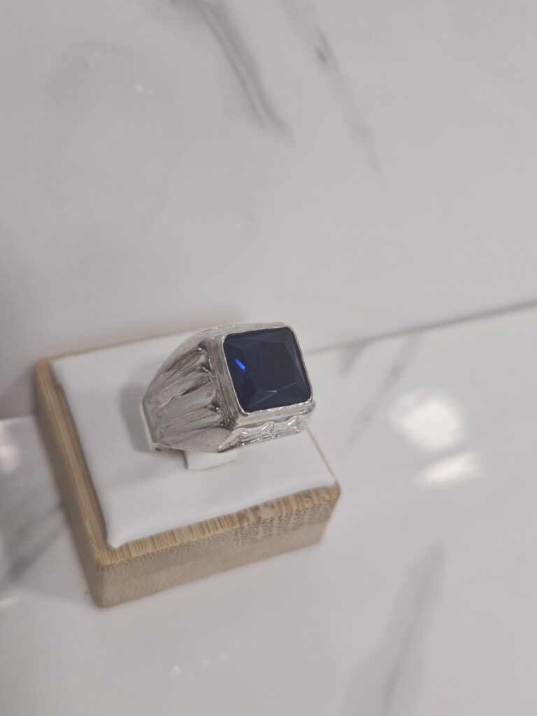 Anillo sello roca zafiro - Talla 13, 7.1 grs.