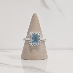 Anillo circon cuadrado celeste con microcircones