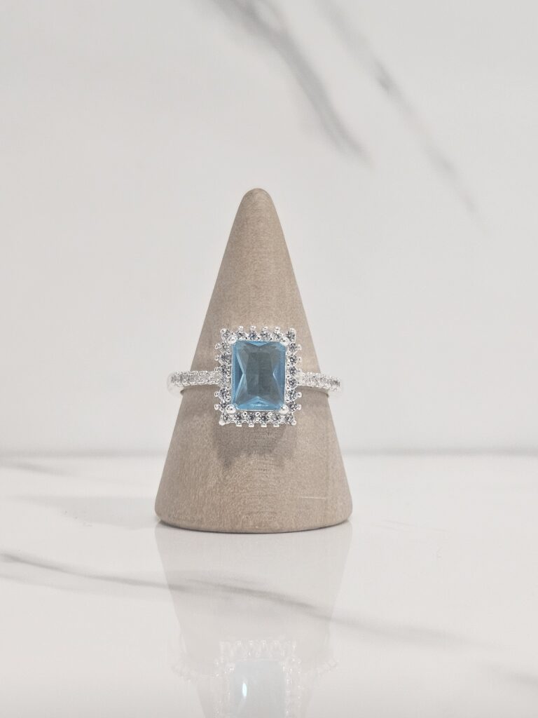 Anillo circon cuadrado celeste con microcircones