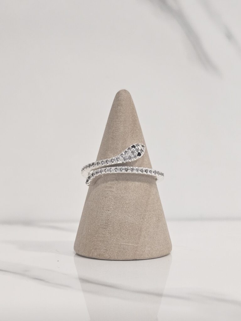 Anillo serpiente ajustable con microcircones y ojos negros