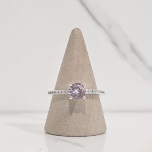 Anillo cintillo y circon rosado solitario