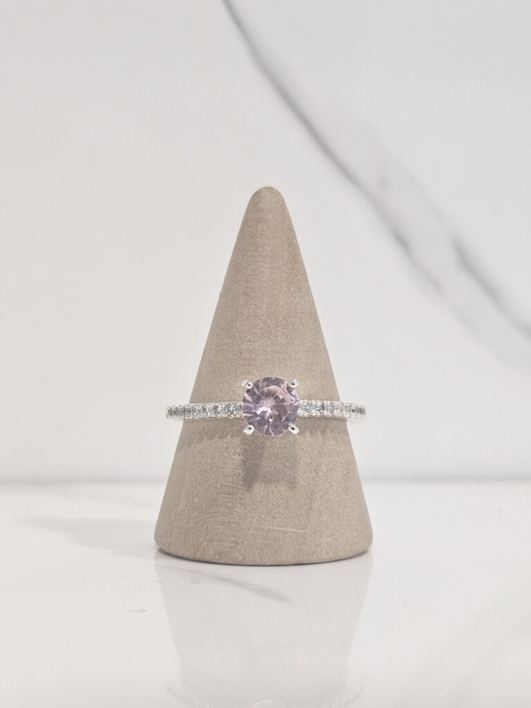 Anillo cintillo y circon rosado solitario