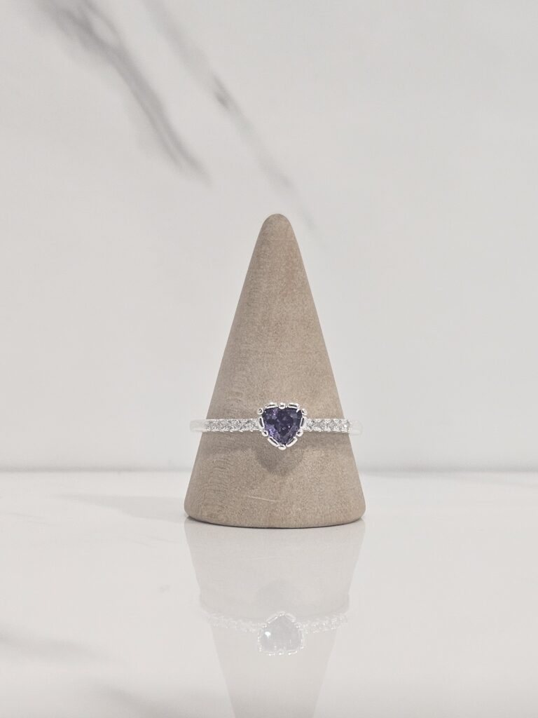 Anillo corazon solitario morado
