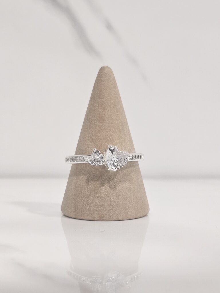 Anillo cintillo con 2 circones corazones - Talla 8