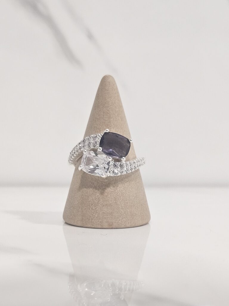 Anillo gemas entrelazadas fucsia y natural