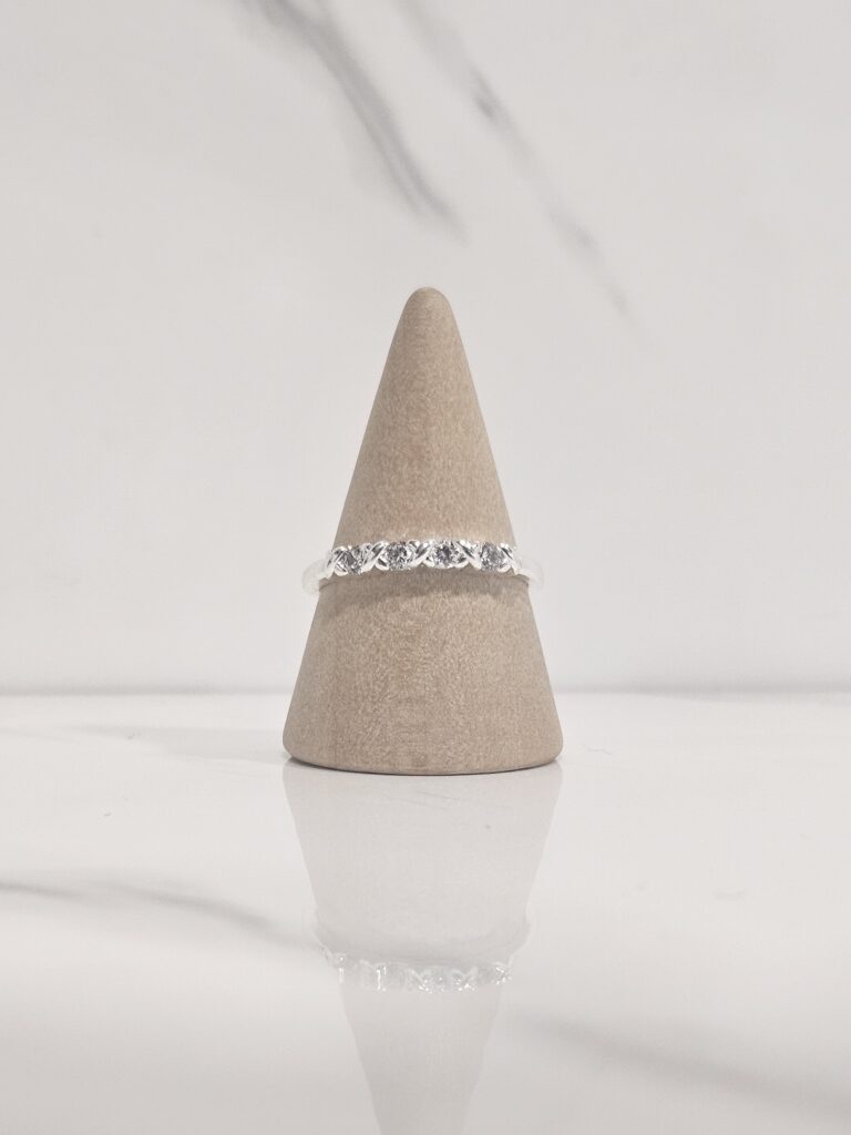Anillo cintillo y diseño en x - Talla 8