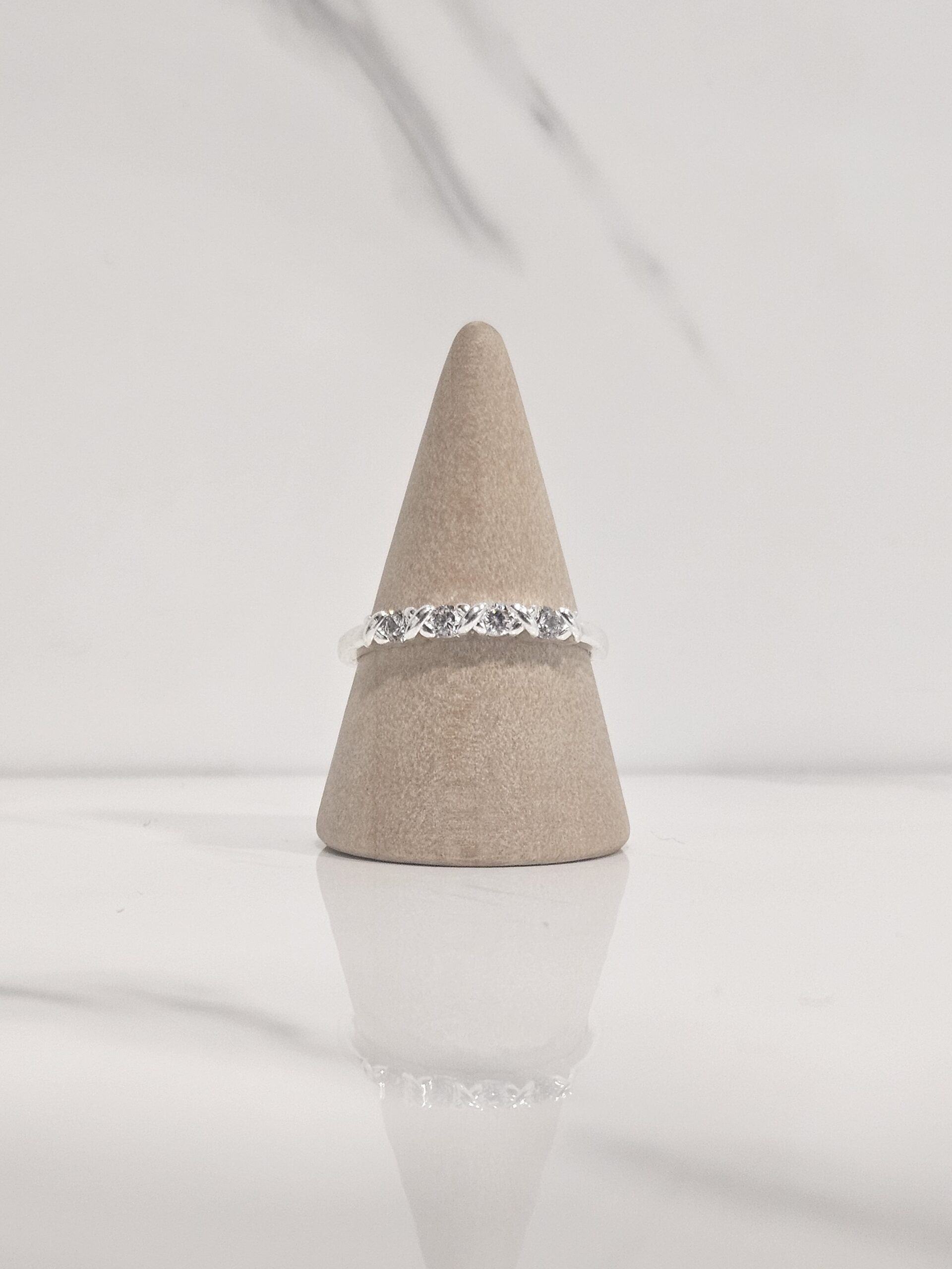 Anillo cintillo y diseño en x - Talla 9