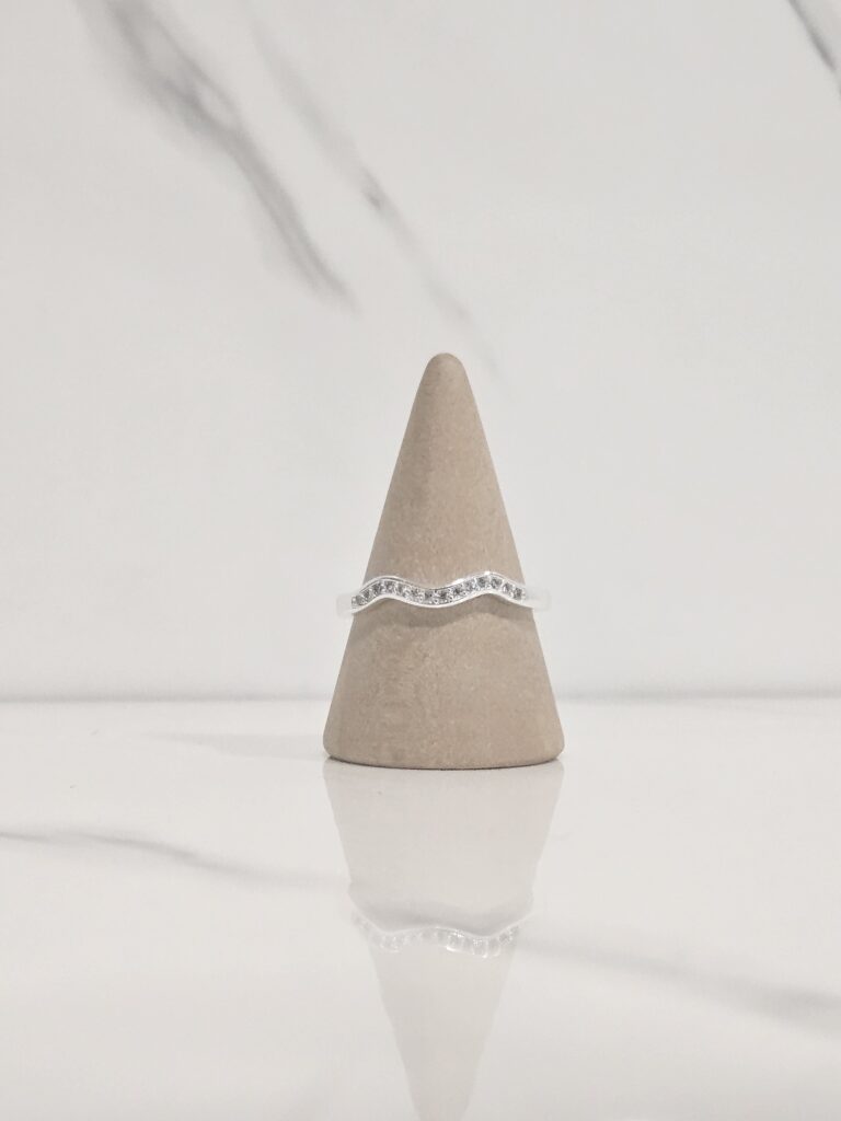 Anillo onda con microcircones - Talla 8